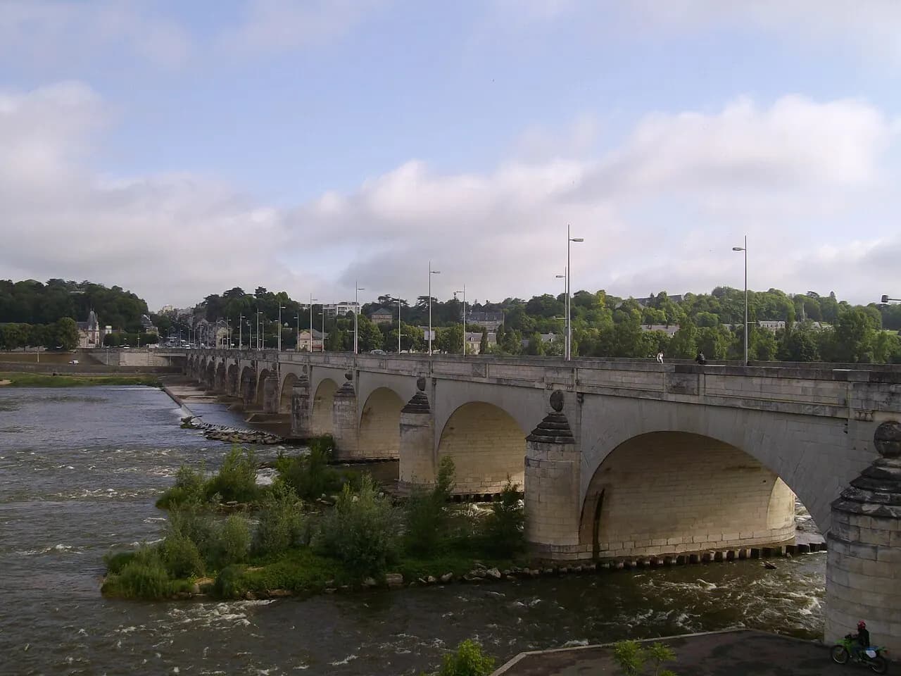Le pont Wilson sur la Loire, Tours. Photo : Guill37, domaine public.