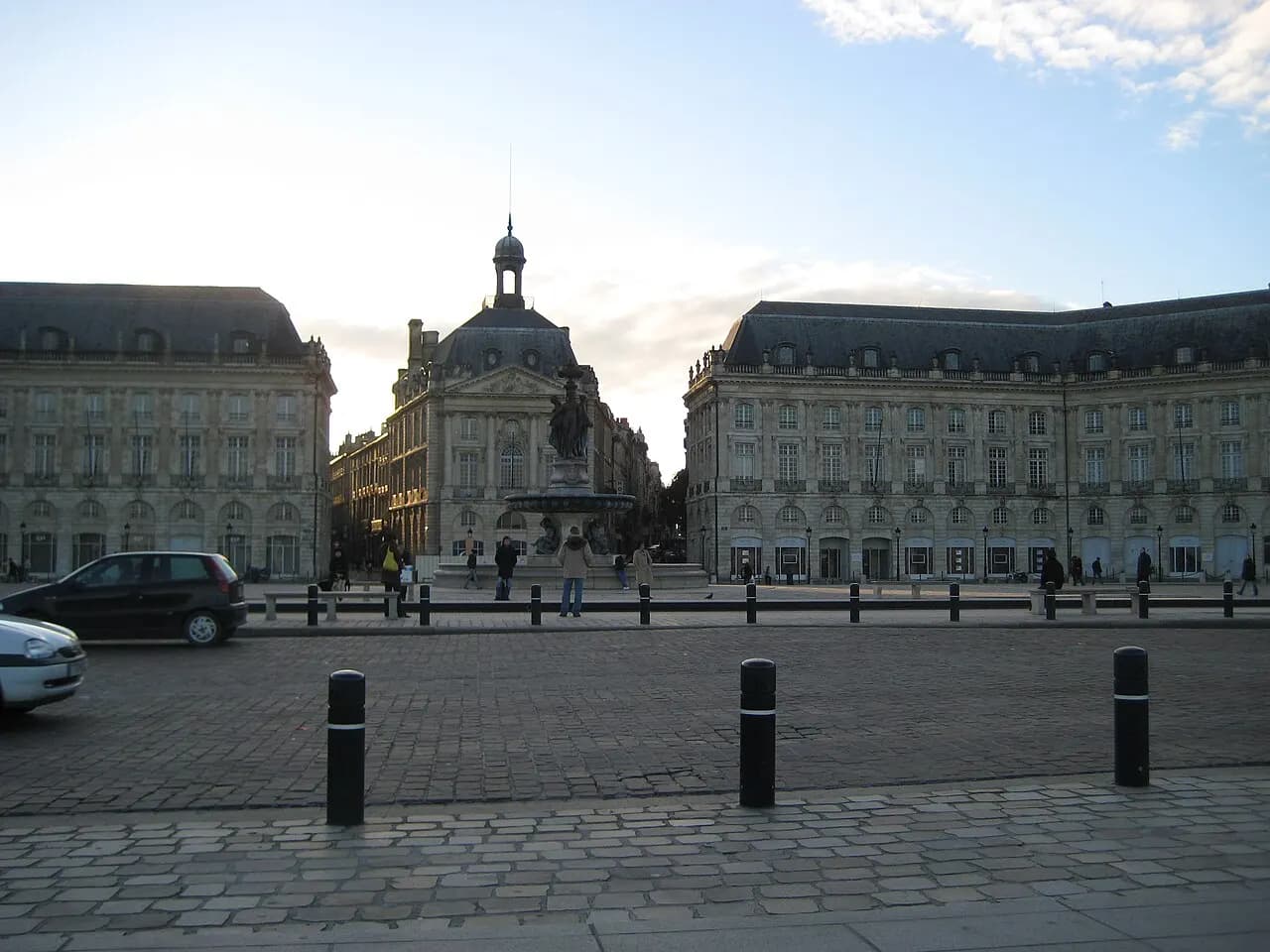 Place de la Bourse, Bordeaux. Photo : Grenavitar, domaine public.